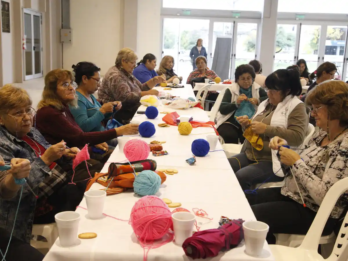 El tejido solidario comenzó en el Superdomo: corazones que se unen para ayudar