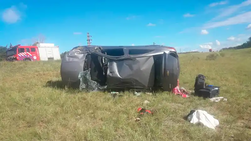 Tremendo vuelco en la Autovía Artigas: un bebé de un año y un chiquito de 4 fueron hospitalizados
