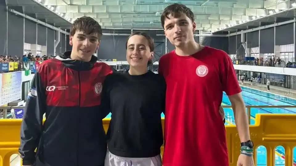Los competidores locales junto al entrenador Agustín Carricart