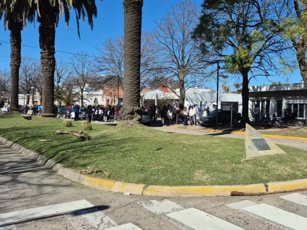 Los alumnos, minutos después de la evacuación.
