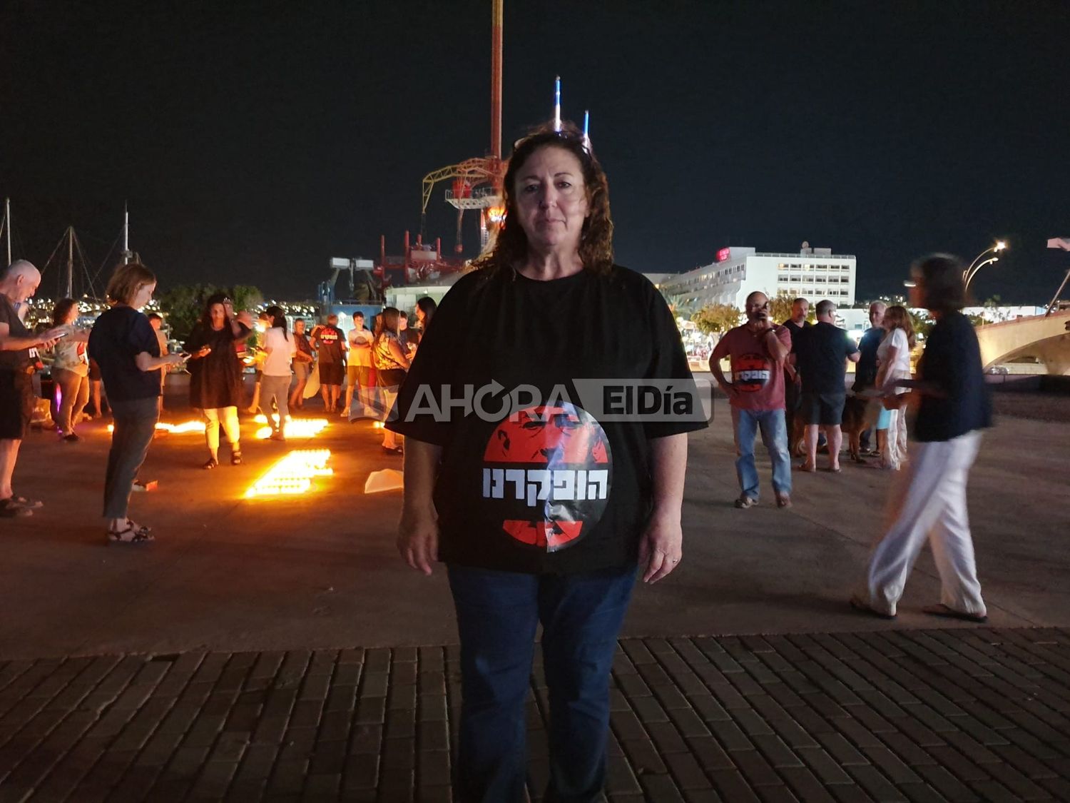 Miriam, prendiendo velas por los muertos y rezando por la devolución de los secuestrados.