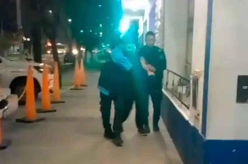 Cuidacoches con antecedentes extorsionó y amenazó a una mujer