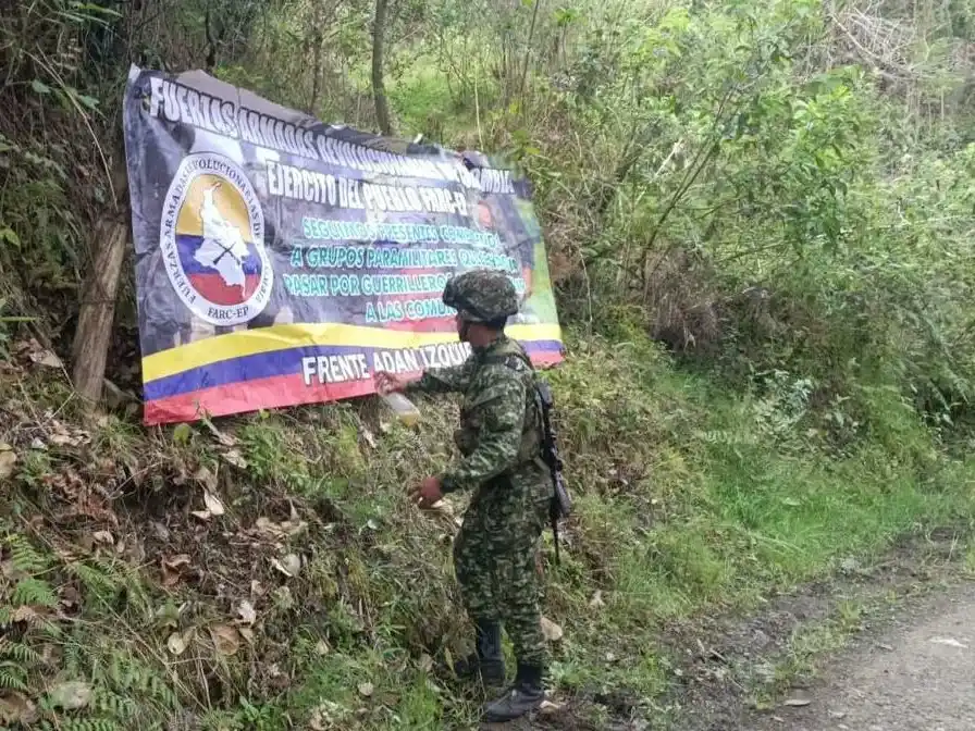 Ejército en el desmonte de vallas alusivas a las disidencias de las Farc