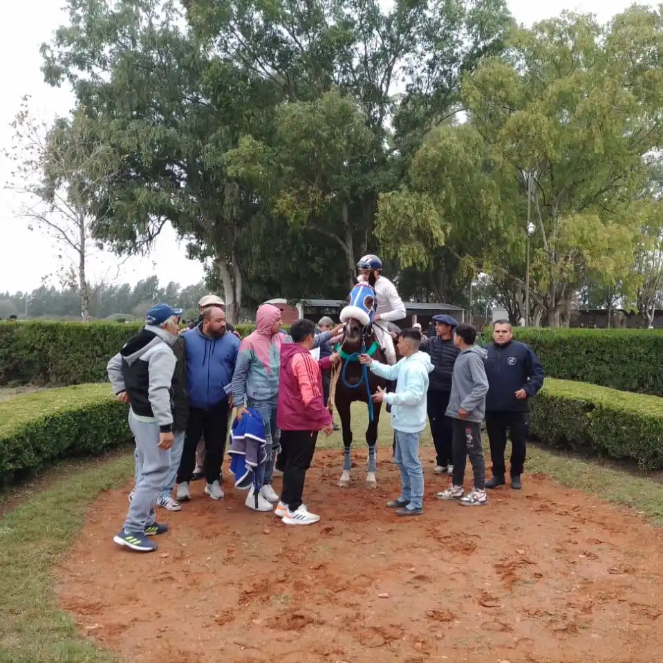 Turf: “El Negro Luis” brilló en el Gran Premio 25 de Mayo