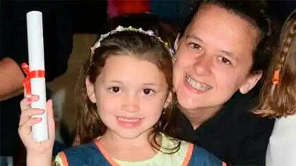 Poste se cayó sobre niña de 5 años y sufrió heridas: Está en terapia intensiva