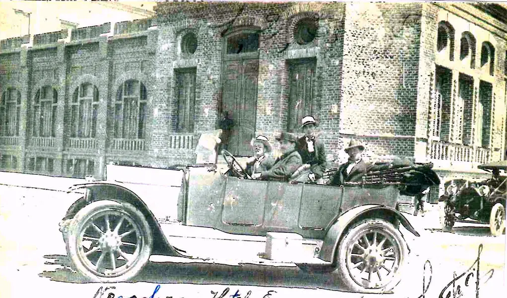 Hace 100 años los autos se hacían populares en la ciudad