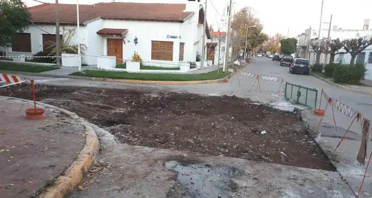 Comenzó el bacheo de calles de hormigón en la zona céntrica