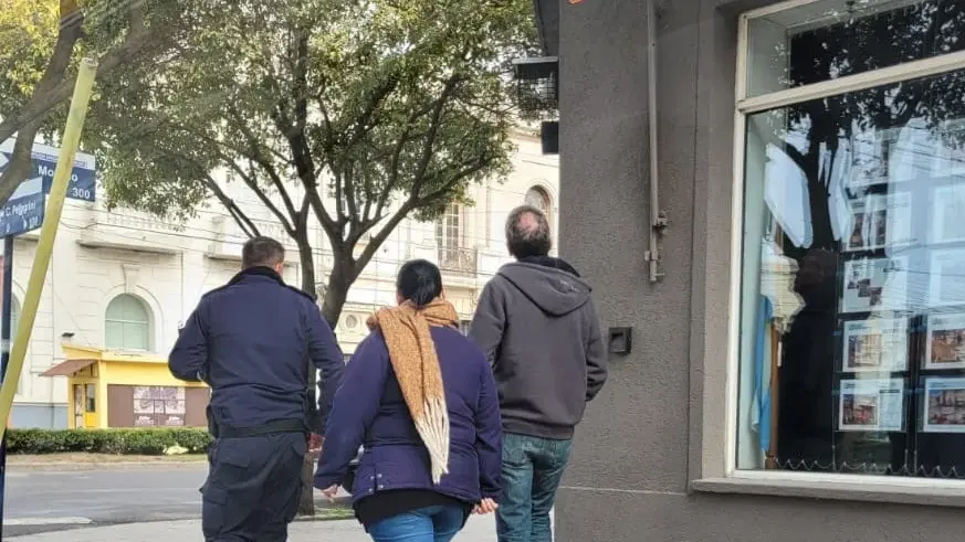 Damnificado. Pablo Antonini recorre el perímetro de la zona del hecho junto a dos policías en la mañana de ayer