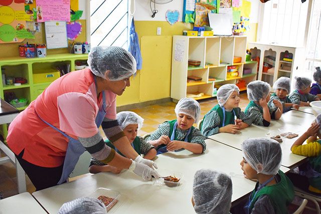 Niños de la sala de cinco hicieron alfajores de maicena