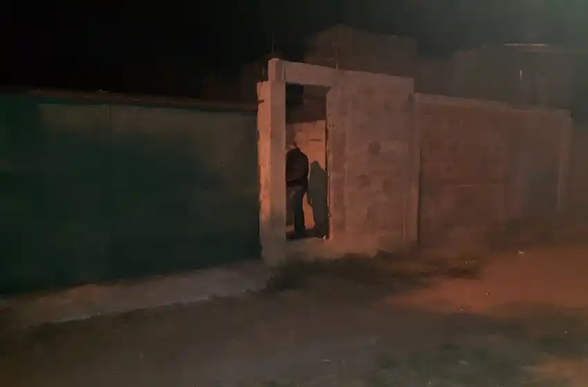 Detuvieron a dos hermanas de 15 y 19 años por usurpar una casa en construcción