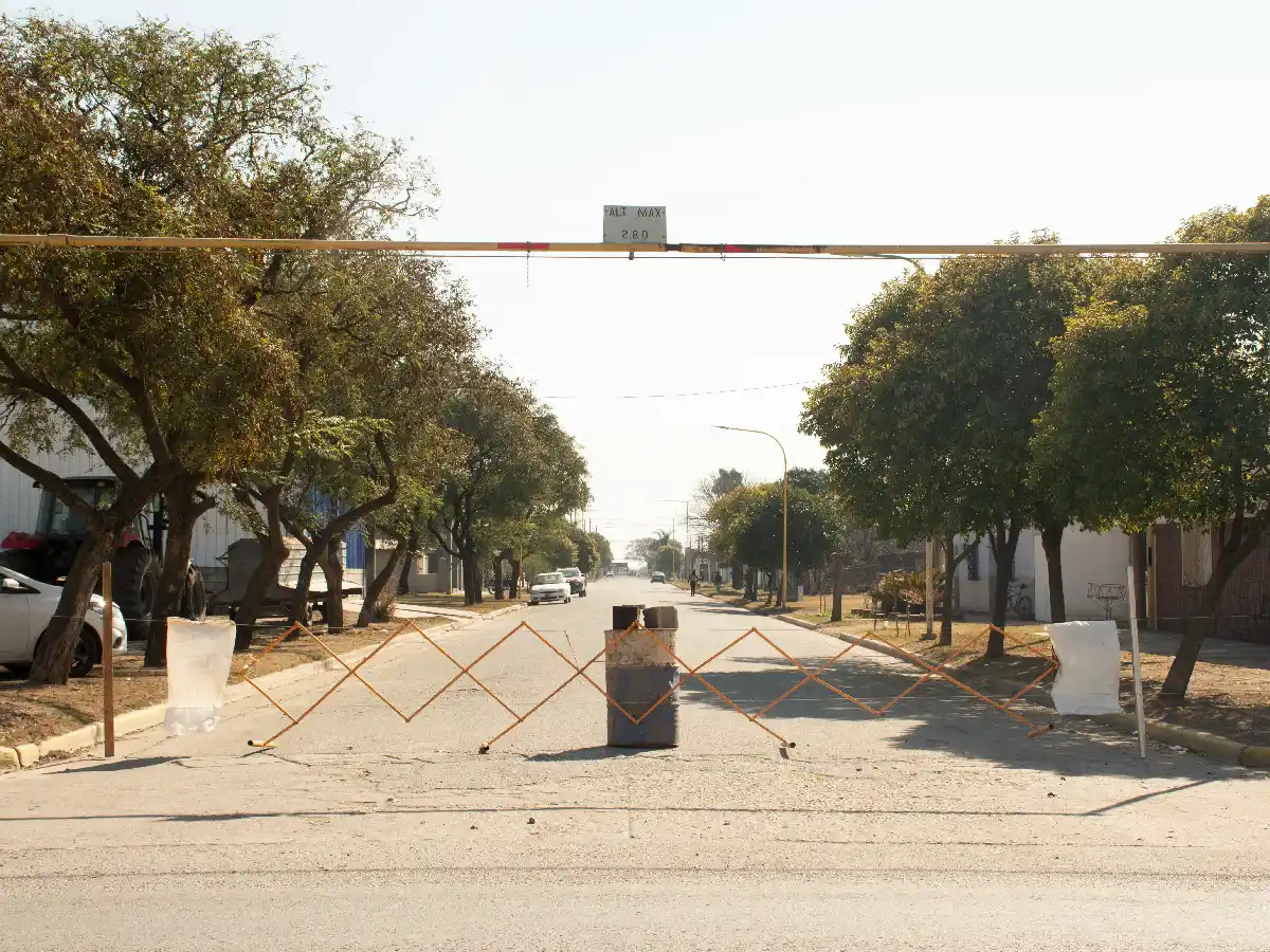 Laspiur: cierran más de 40 calles y vuelven los controles a la ruta          