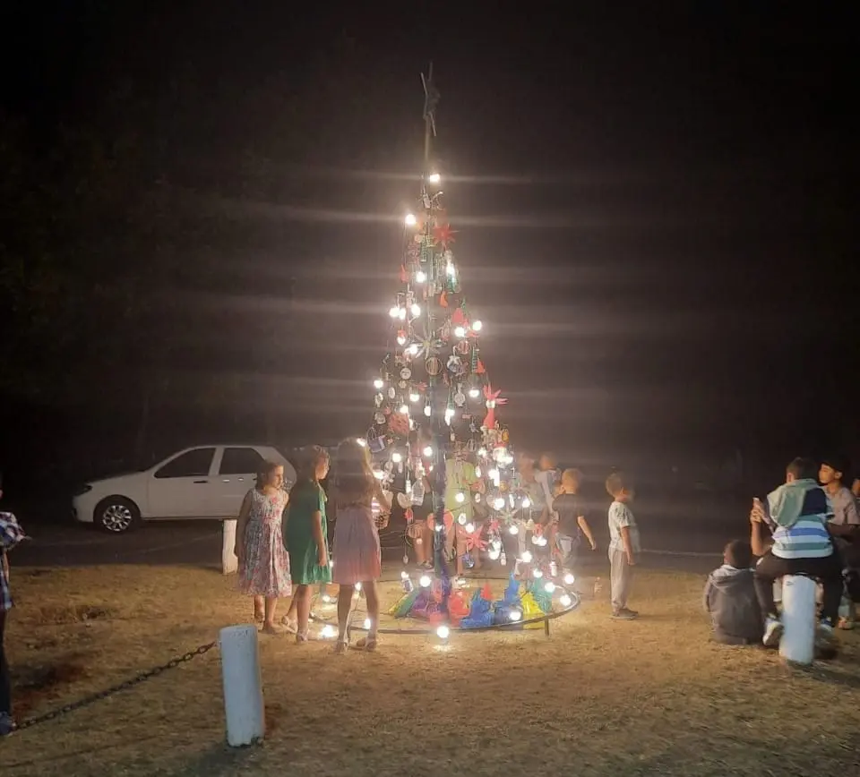 Cascallares tiene un nuevo árbol de Navidad para esperar a Papá Noel