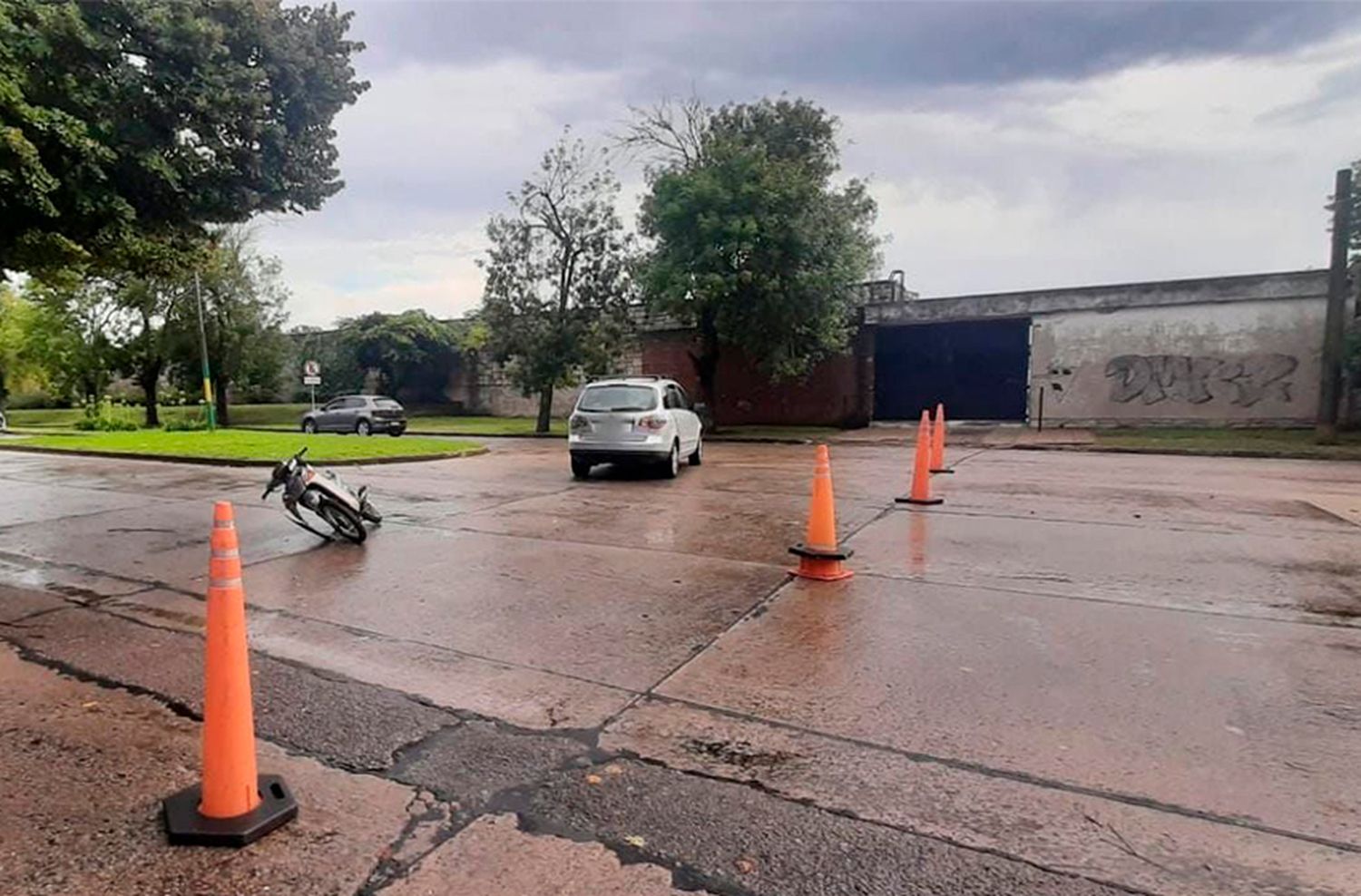 Auto y moto, choque en piso mojado a metros del cementerio