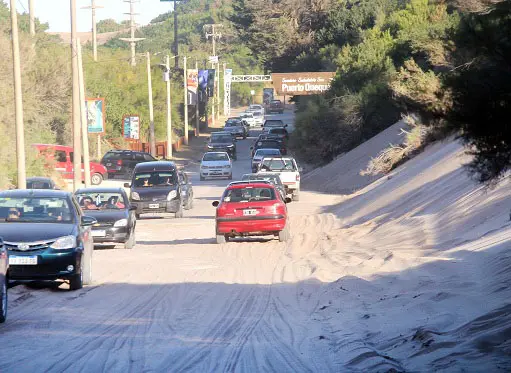 Arena de los médanos empiezan a complicar el paso en Avda. 2