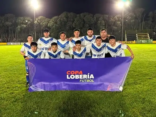 Jugadores. Posan juntos en el campo de juego durante la jornada inaugural de la primera edición de la Copa Lobería.