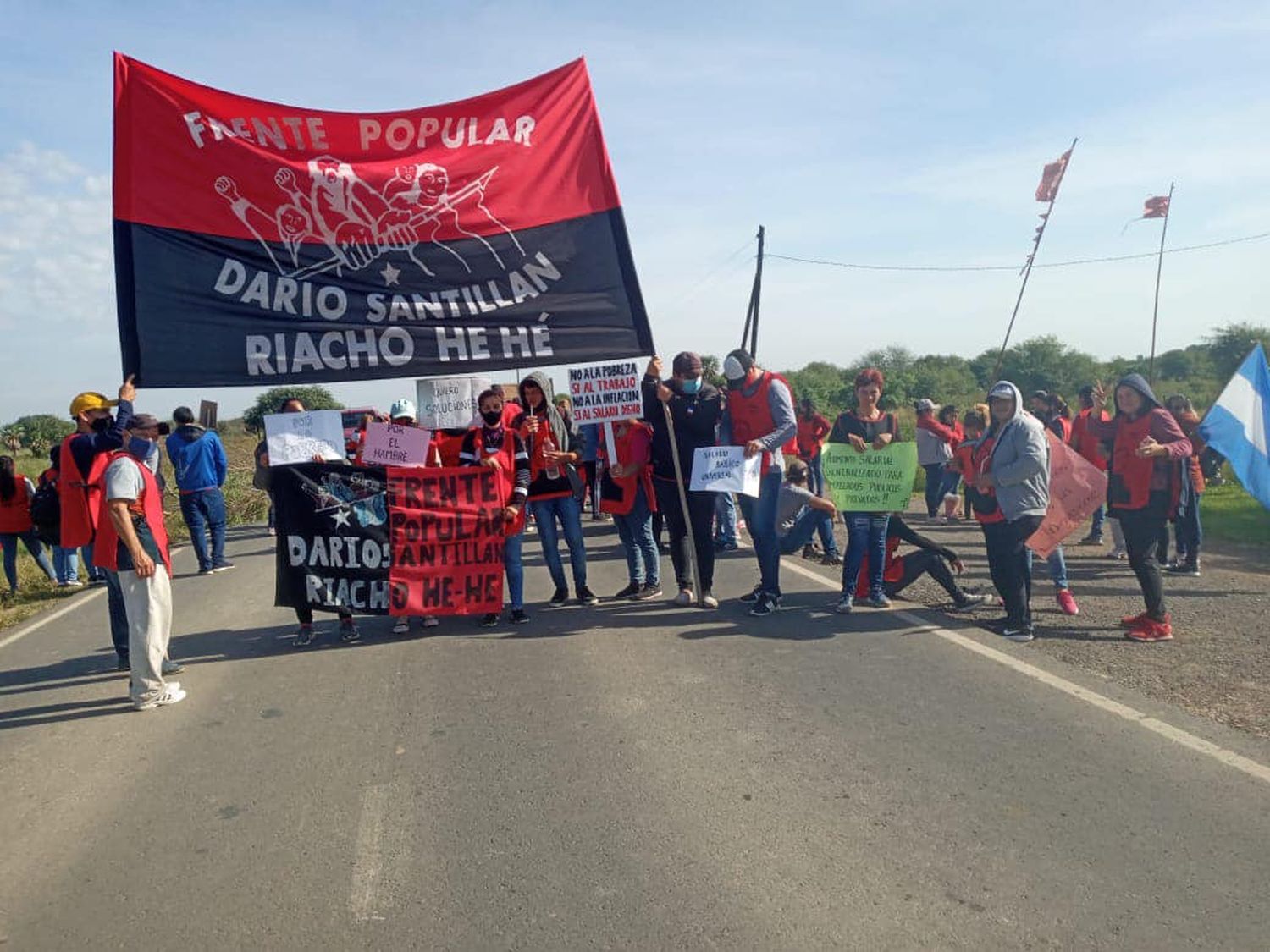 En Clorinda, las organizaciones sociales mantienen el corte en cercanías de Loyola.