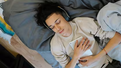 ¿Es bueno dormir con música o televisión? Qué advierten los especialistas
