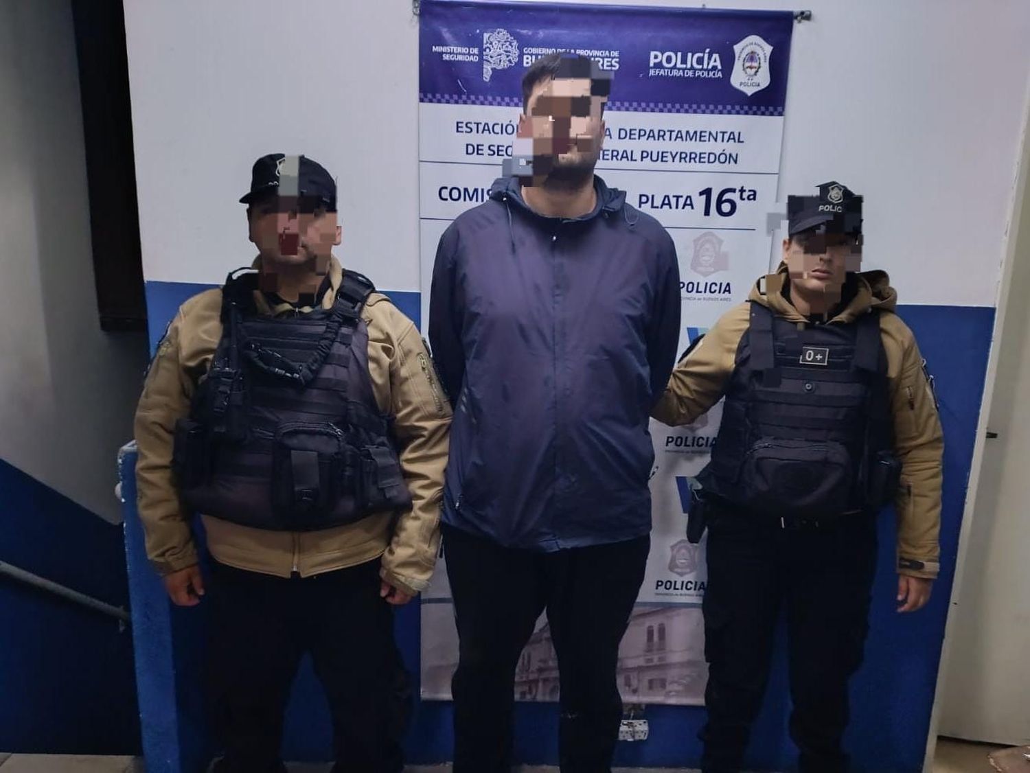 Rompió el vidrio de un colectivo tras discutir con el chofer y fue detenido
