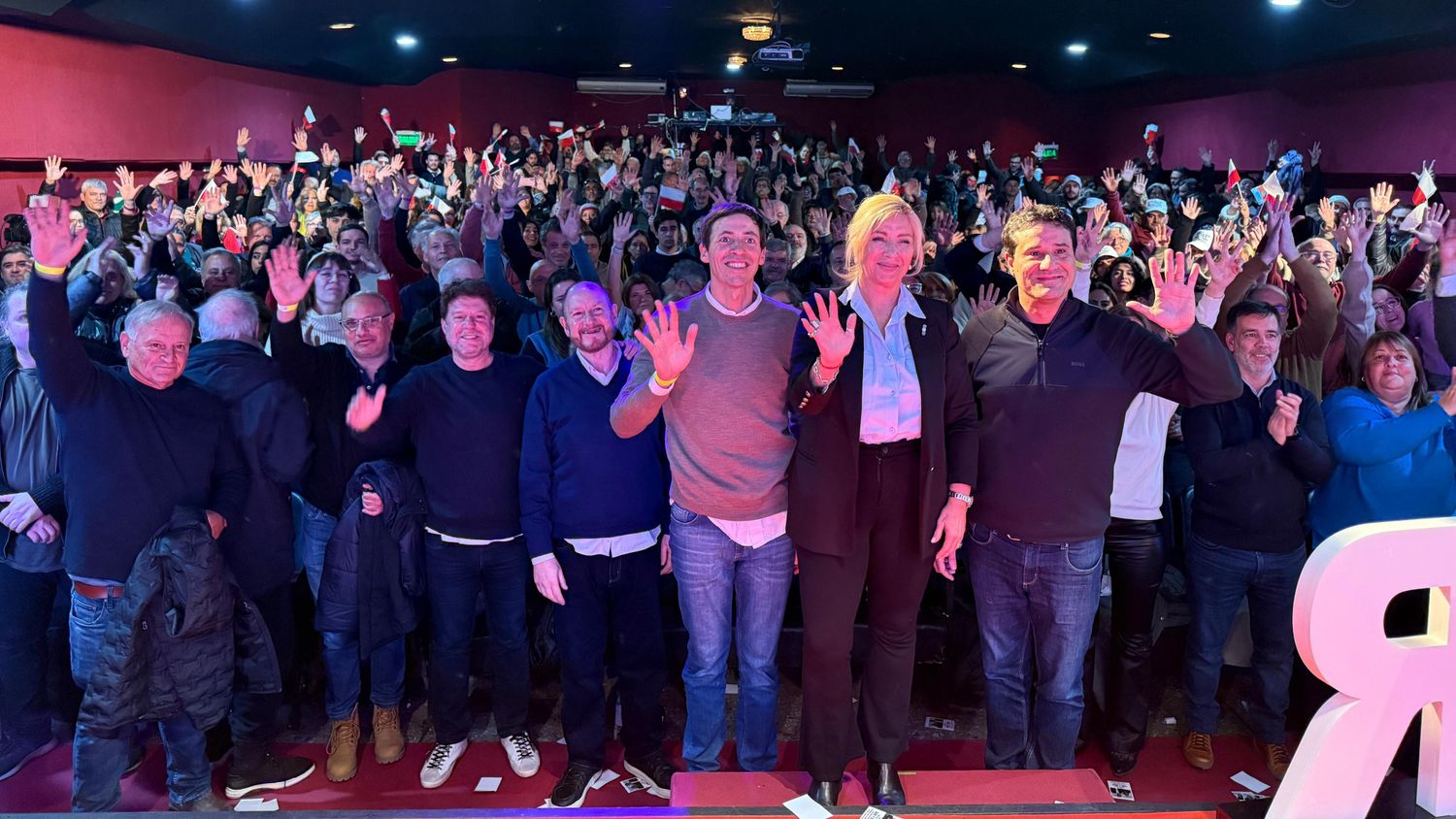 La primera candidata a concejal de Nuevos Aires recibió el afecto de un teatro colmado, con históricos dirigentes locales, del radicalismo en un acto que contó con el cierre a cargo de Maximiliano Abad.