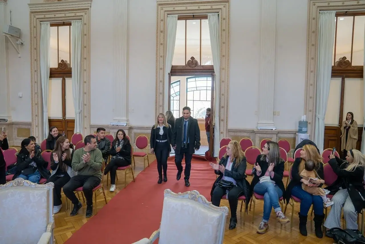 Casate con tu ciudad como testigo: ocho parejas dieron el sí en la Sede de Gobierno de Rosario
