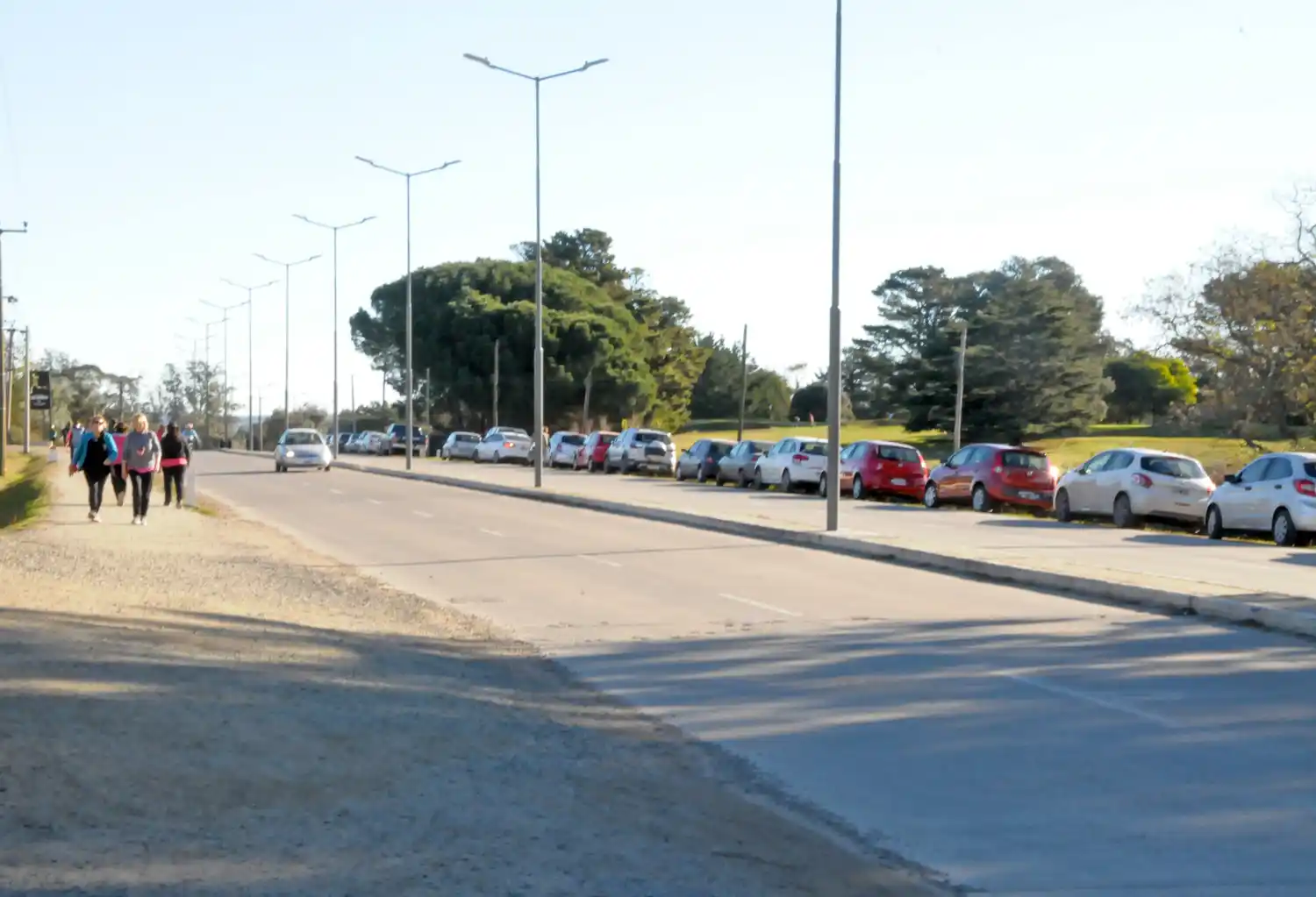 El sendero de Las Ánimas, un éxito que se refleja en el peligroso y apretado estacionamiento sobre Fleming