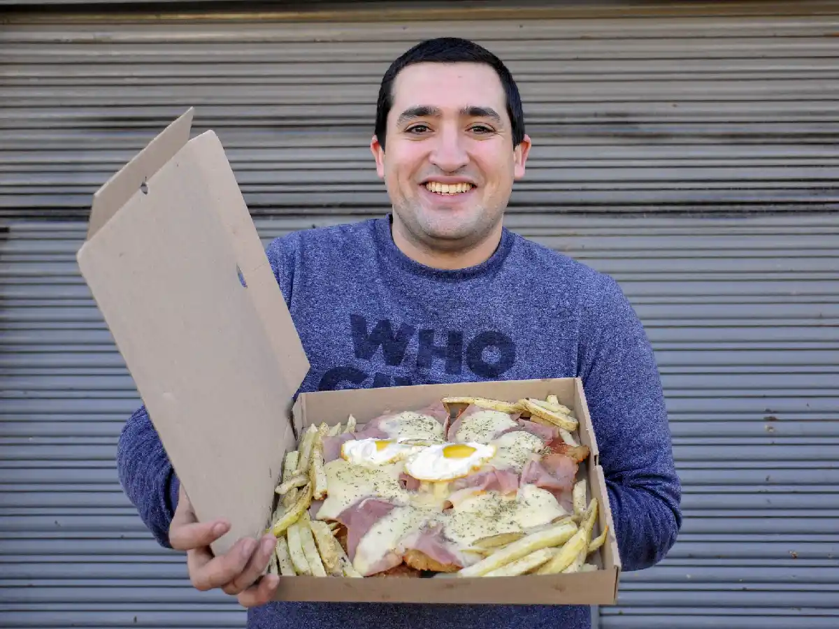 Un local de La Plata regala una milanesa gigante a quienes donen plasma para tratar coronavirus