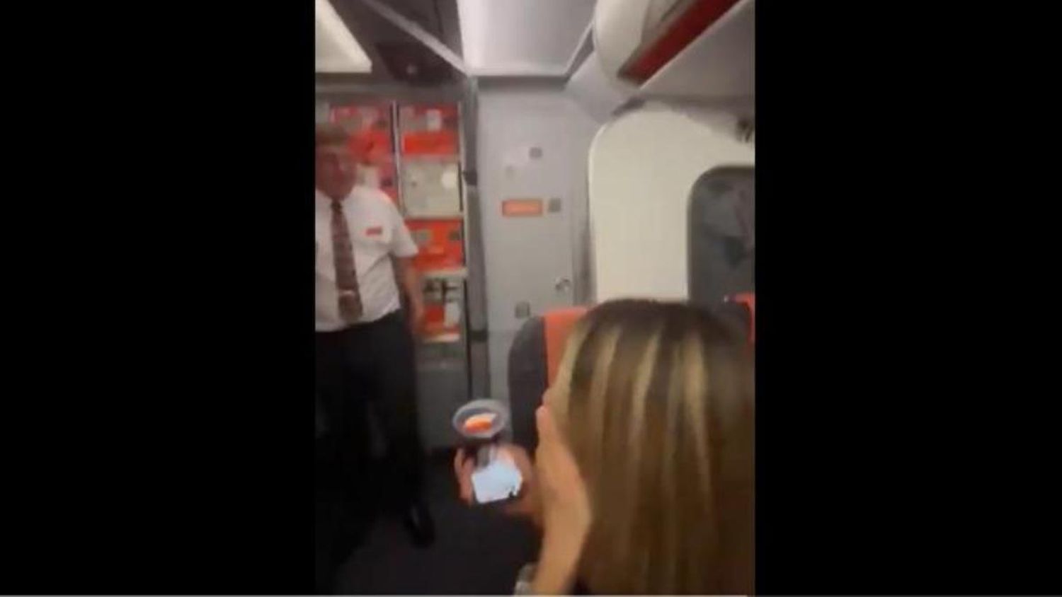 PILLARON a pareja haciendo el delicioso en el baño de un avión, los arrestaron (VIDEO VIRAL)