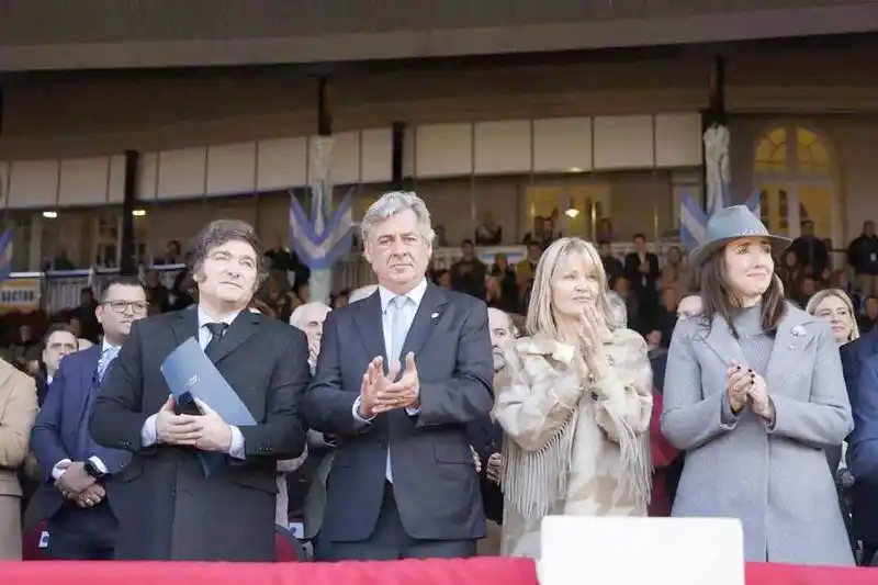 El presidente Milei se comprometió en la 
Rural a eliminar las retenciones y el cepo