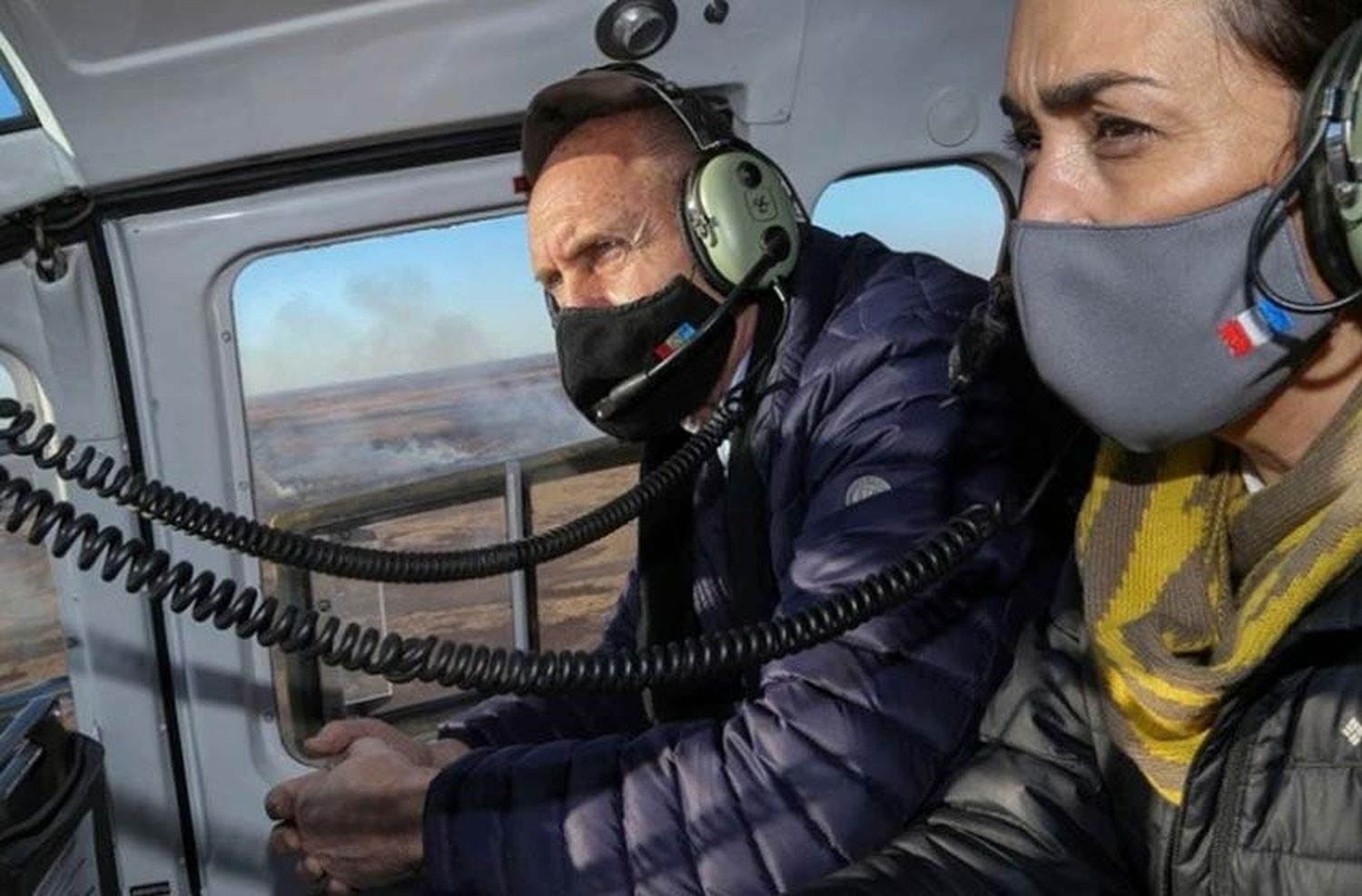 Perotti sobrevoló la zona de incendios en las islas