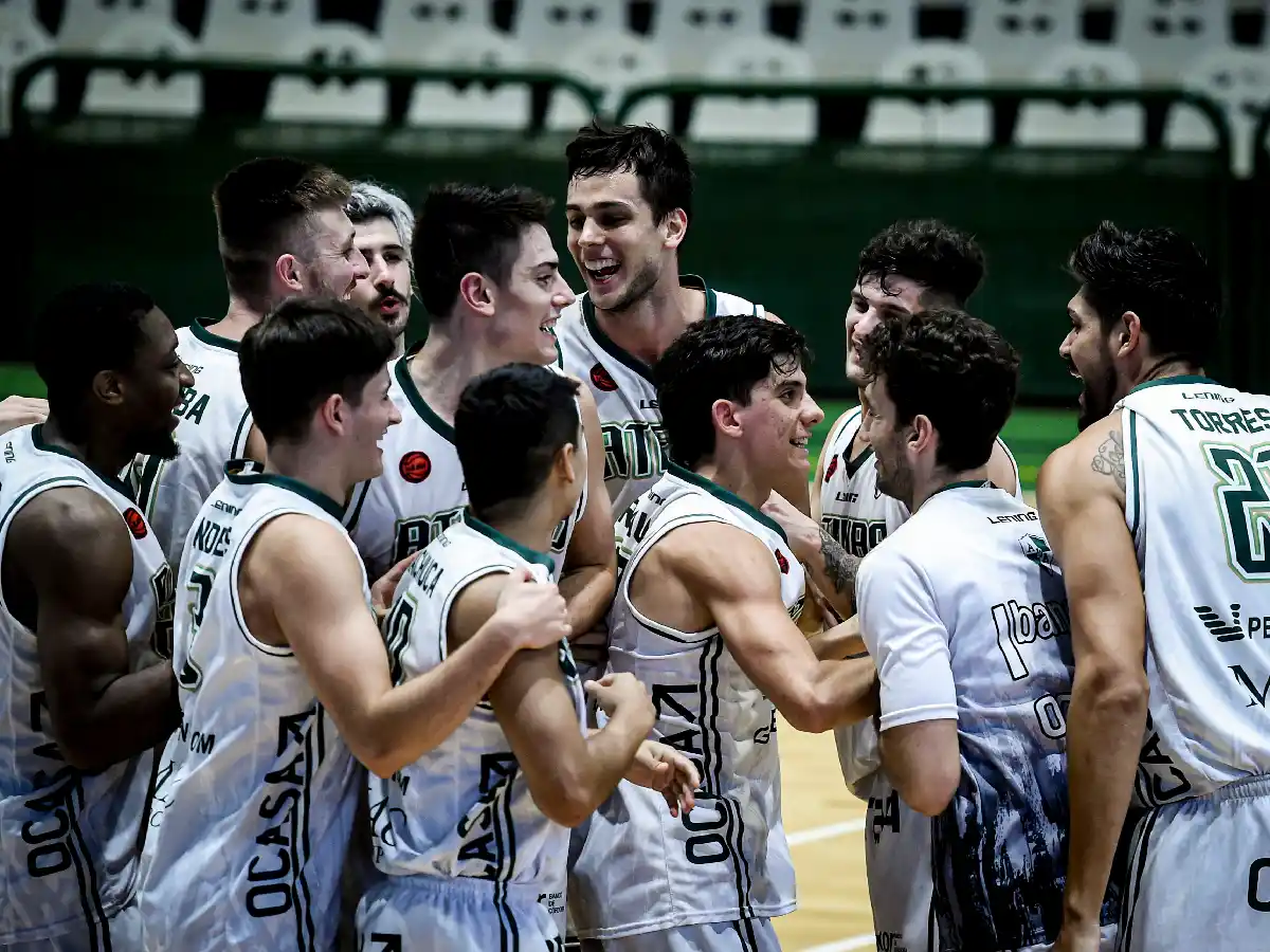 Buena tarea de Araujo en el triunfo de Atenas 