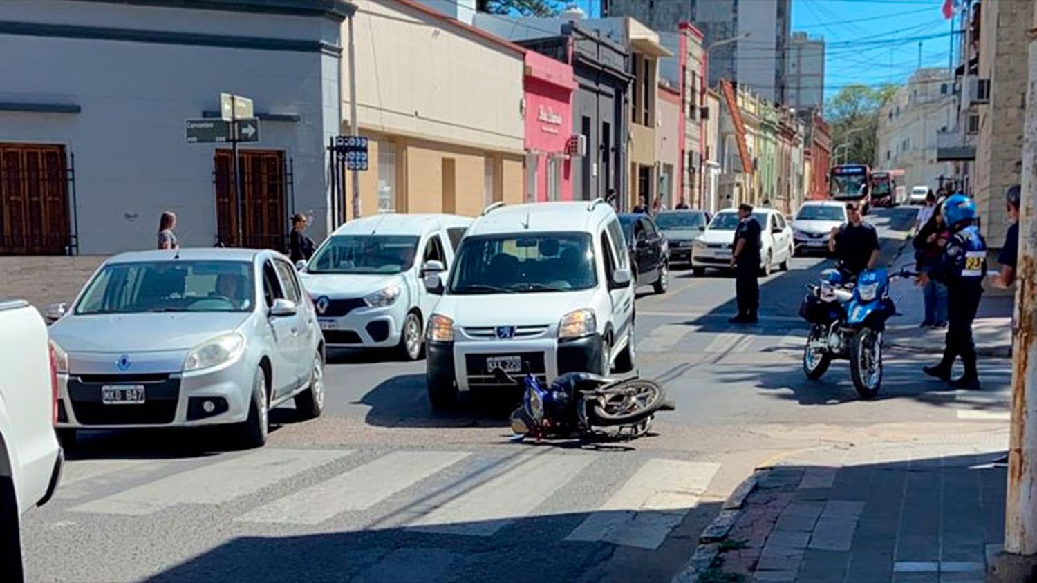 Hospitalizaron a una embarazada que iba en moto y fue embestida por un auto