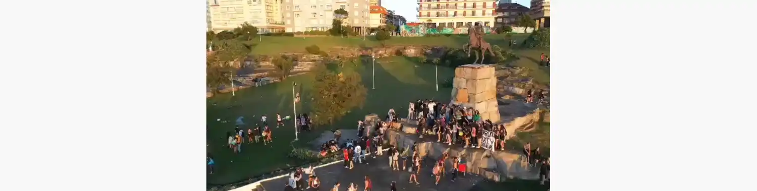 Una multitud de jóvenes por las calles de Mar del Plata durante el UPD