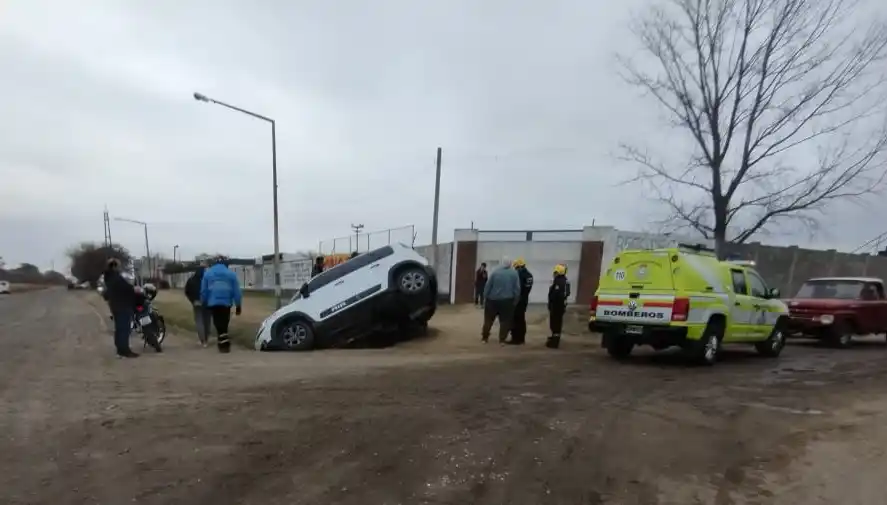 La camioneta, por razones que se desconocen, quedó lateralizada en la zanja. Crédito: Bomberos de Venado Tuerto.