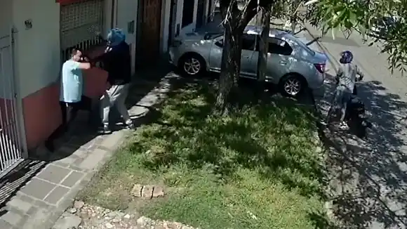 Violento asalto en Lanús: Motochorros balearon a un hombre para robarle el auto