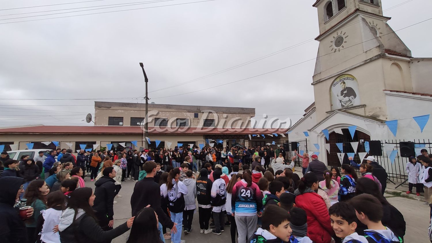 Con una gran participación de alumnos y ciudadanos.