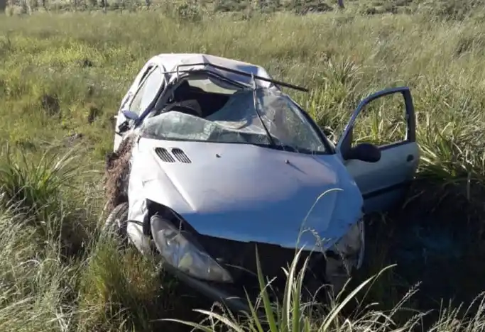 Un auto despistó y volcó en un camino vecinal: su conductora sufrió heridas de consideración