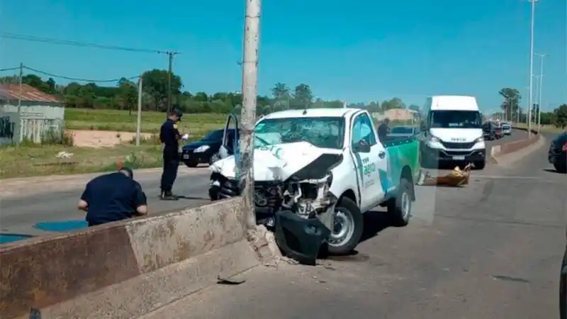 Una camioneta impactó contra un paredón divisorio de la Autovía Artigas tras chocar con un camión