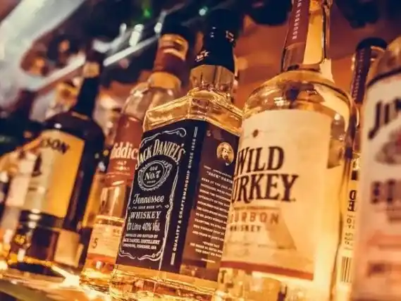 Aduana anuncia nuevas subastas de bebidas y neumáticos en desuso