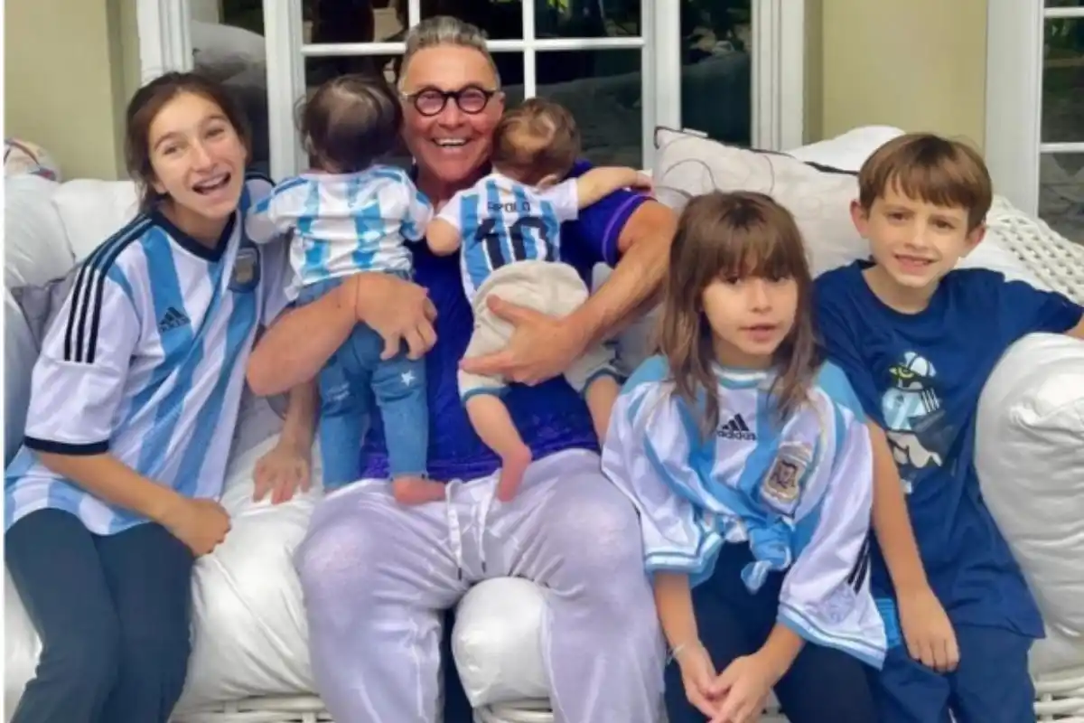 Ricardo Montaner con sus nietos.