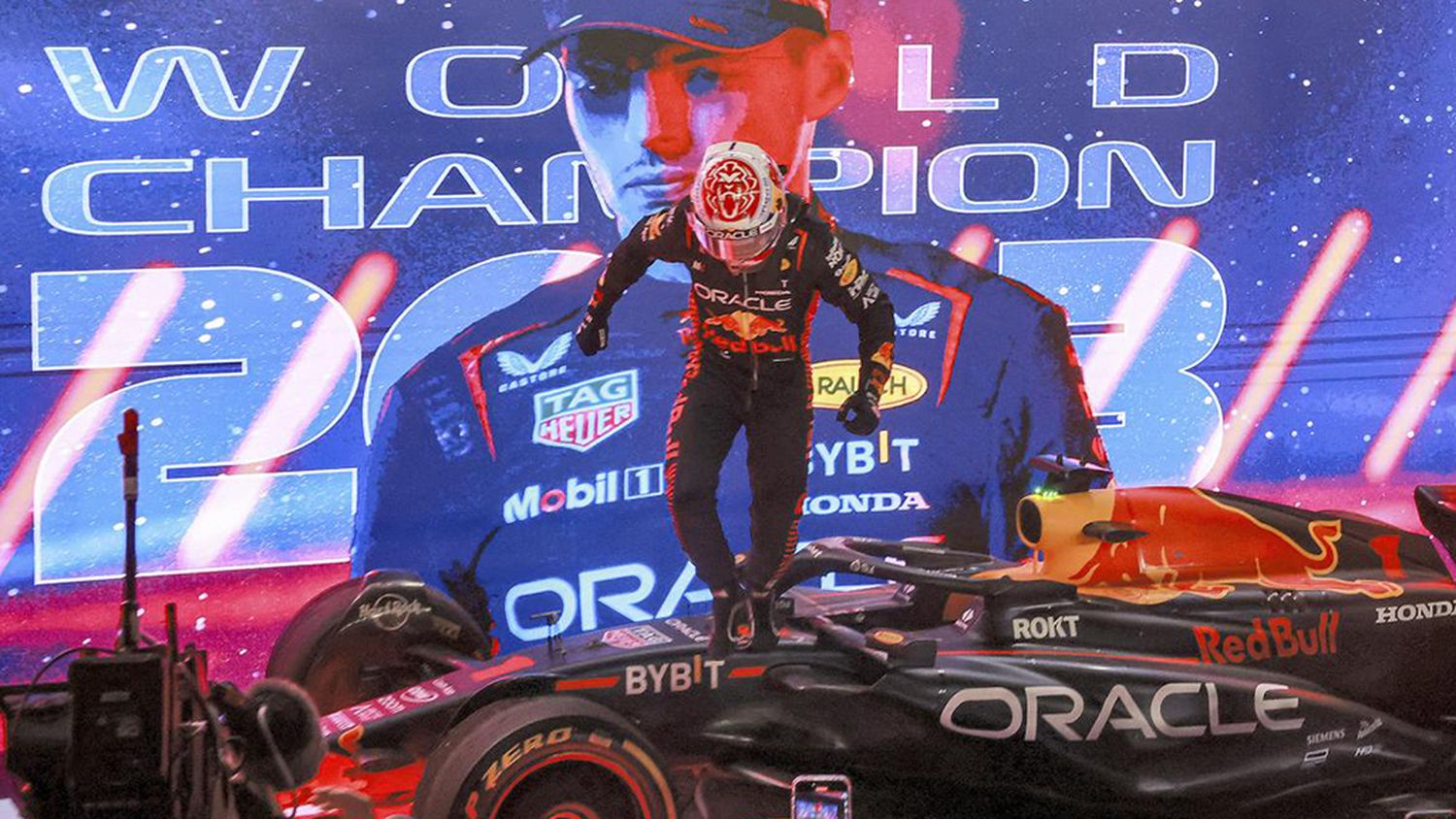 El piloto de Red Bull Max Verstappen celebrando su tercer título mundial de la F1 en Qatar