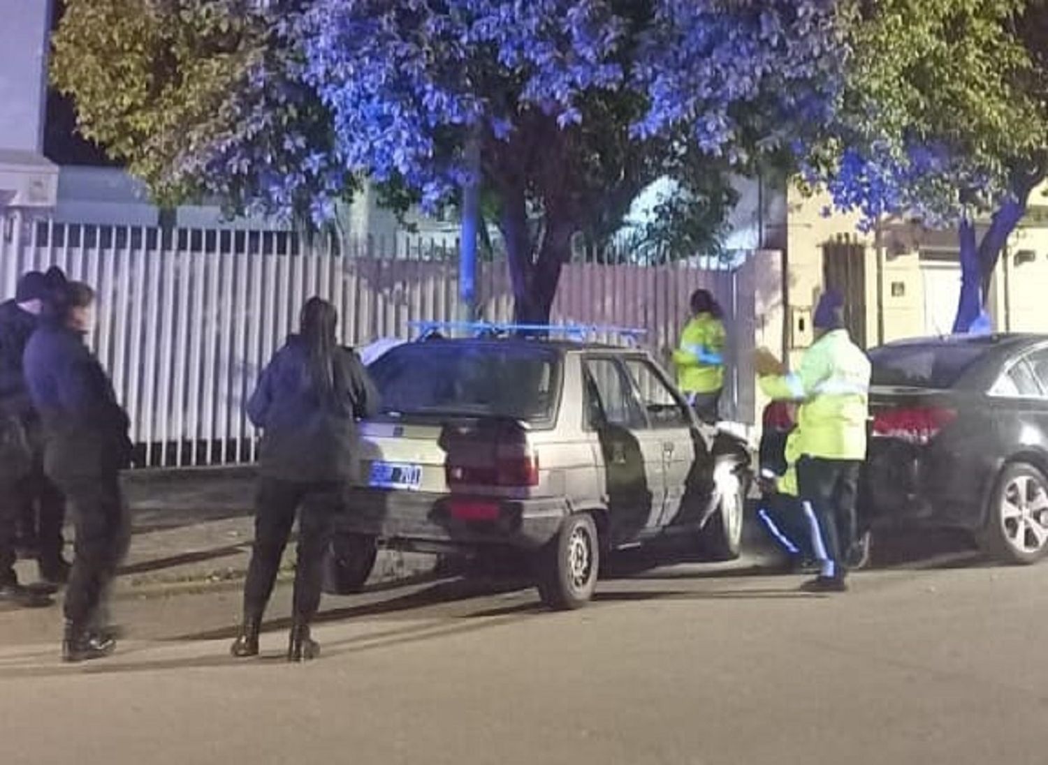 Chocó contra un auto estacionado y una columna del alumbrado público