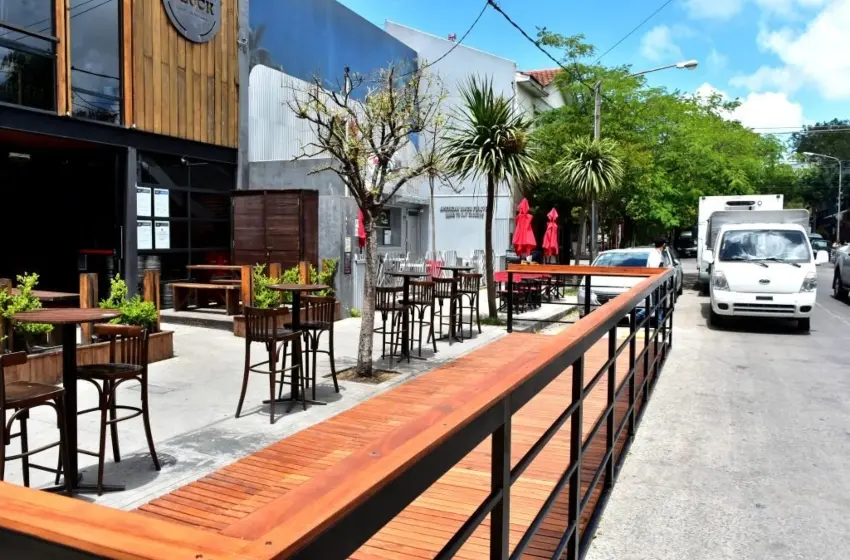 Decks en Mar del Plata: Quieren discutir el pago de una tasa para los gastronómicos que los instalaron