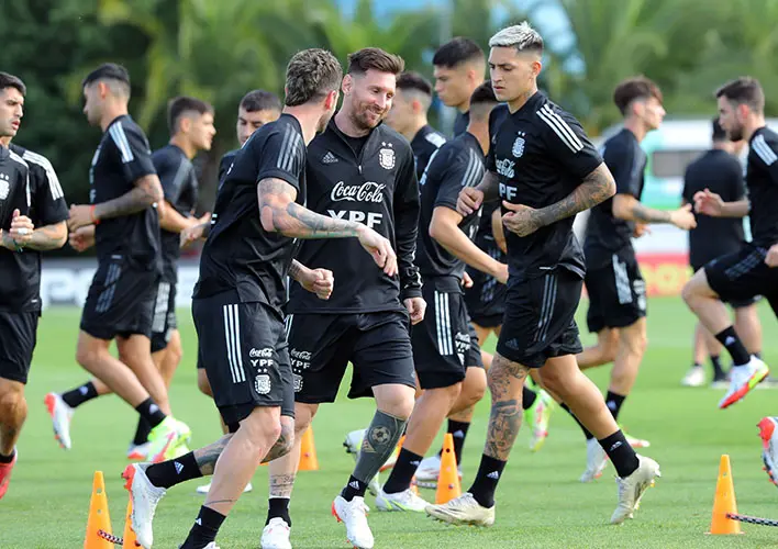 Messi entrenó sin molestias y jugaría mañana