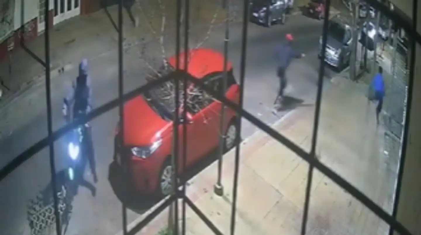 El delincuente comenzó a perseguir con el arma a la víctima.