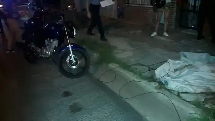 Un adolescente cayó en moto por un cable atravesado en la calle
