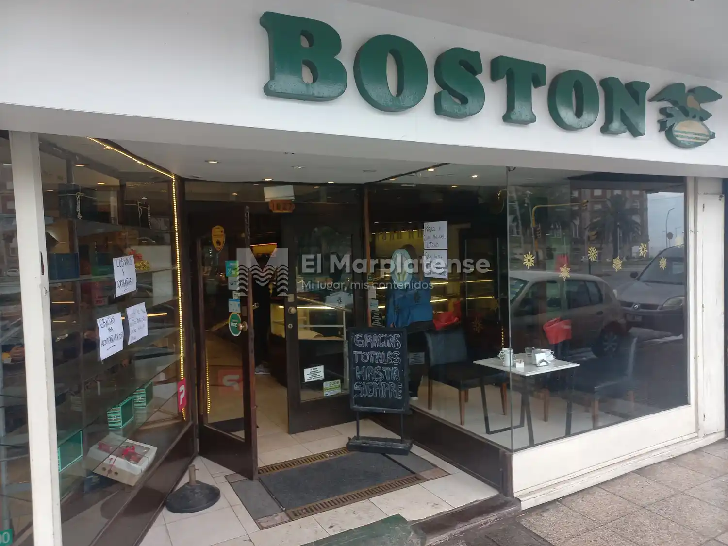 Después de seis años de lucha, los trabajadores se despiden de la icónica confitería, símbolo de la ciudad.