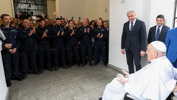 Francisco realizó una visita sorpresa a la cárcel Regina Coeli para rezar con los presos