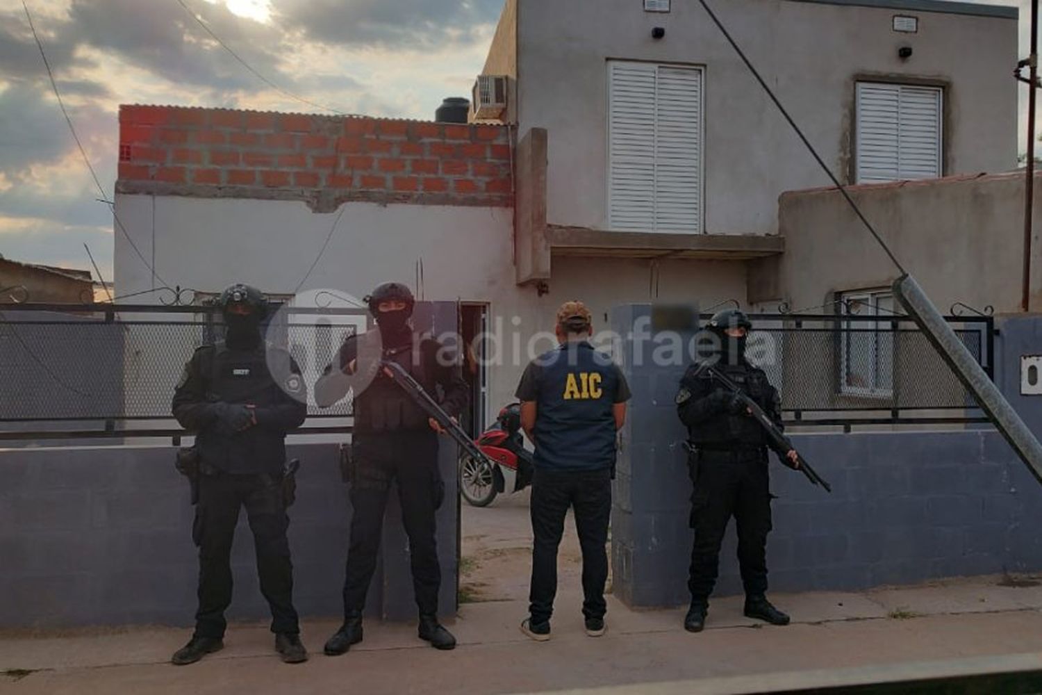 Tres allanamientos simultáneos en el norte provincial: hay un detenido y un arma tumbera secuestrada