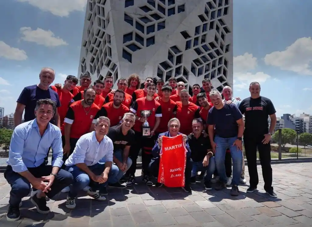 El plantel “santo” junto al gobernador Martín Llaryora.