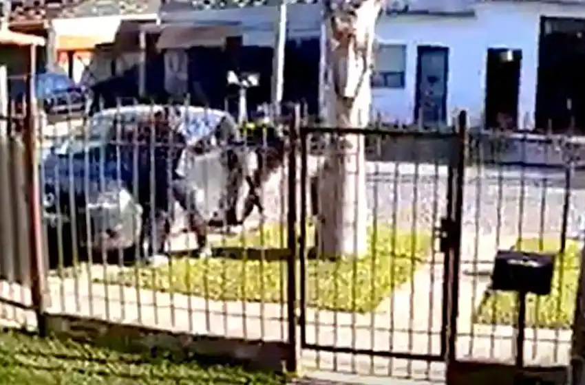 Robaron el auto de una mujer con su hijo adentro y lo arrojaron a la calle